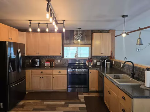 Kitchen - 2307 Galloway Ave, Bishop, CA 93514 photo 2 of 3