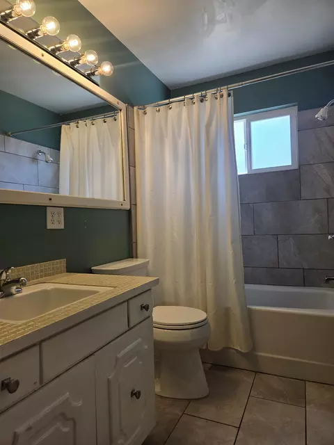 Bath - 3028 Laurel Rd, Bishop, CA 93514 photo 1 of 2