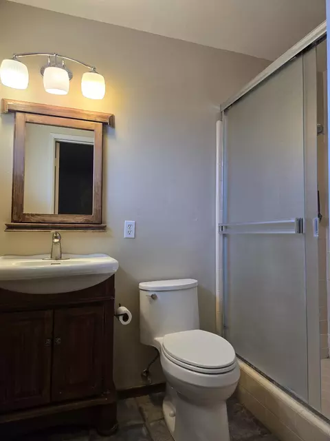 Bath - 3028 Laurel Rd, Bishop, CA 93514 photo 2 of 2