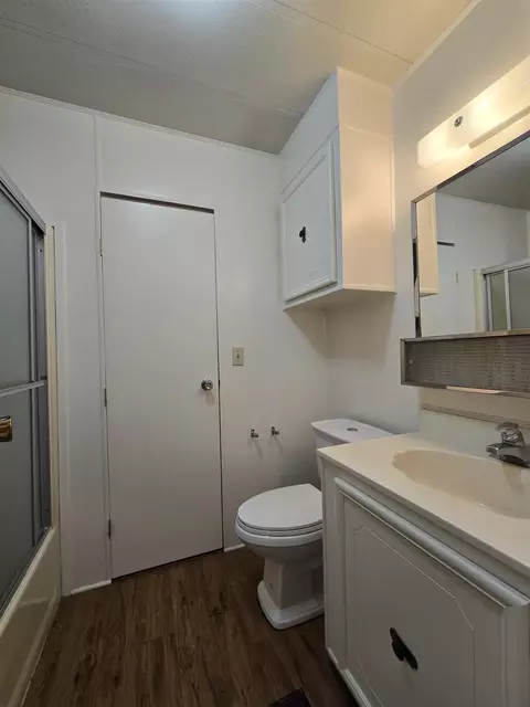 Bath - 1528 Argyle Ln, Bishop, CA 93514 photo 2 of 2