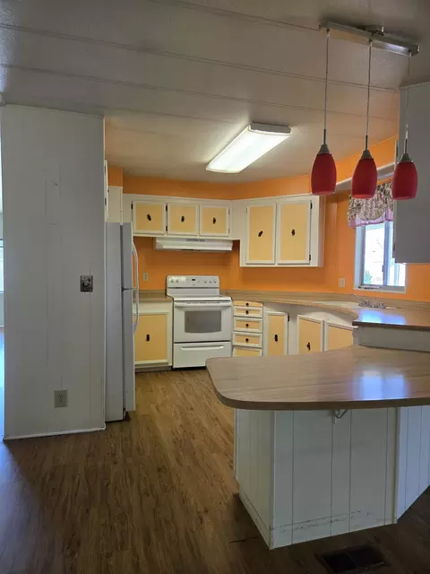 Kitchen - 1528 Argyle Ln, Bishop, CA 93514 photo 2 of 2