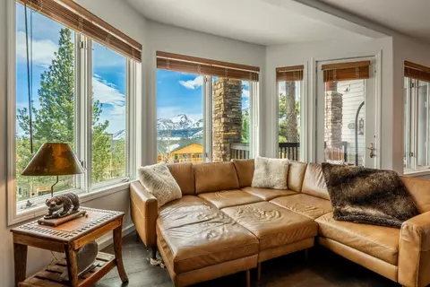 300 Juniper Springs Dr #111, Mammoth Lakes, CA 93546