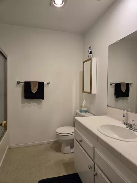 Bath - 175 Hanby Ave, Bishop, CA 93514 photo 1 of 3