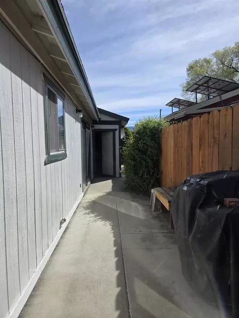 Exterior - 175 Hanby Ave, Bishop, CA 93514 photo 3 of 6