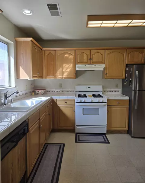 Kitchen - 175 Hanby Ave, Bishop, CA 93514 photo 1 of 2