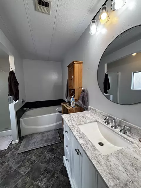 Bath - 2323 Grazide Cir, Bishop, CA 93514 photo 2 of 3