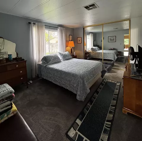 Bedroom - 2323 Grazide Cir, Bishop, CA 93514 photo 2 of 3