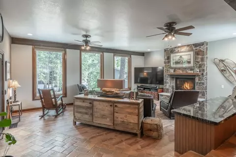 139 Ridgecrest Dr, Mammoth Lakes, CA 93546