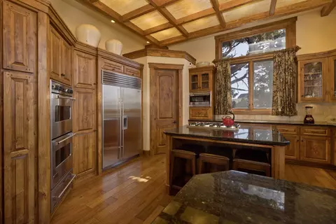 Kitchen - 269 Juniper Rd, Mammoth Lakes, CA 93546 photo 1 of 3