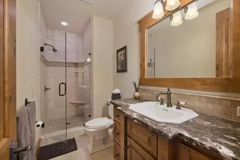 Bath - 269 Juniper Rd, Mammoth Lakes, CA 93546 photo 7 of 9