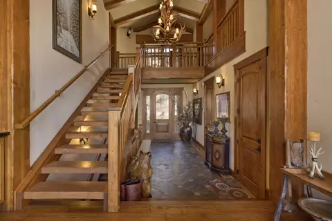 Entry Way - 269 Juniper Rd, Mammoth Lakes, CA 93546 photo 4 of 5