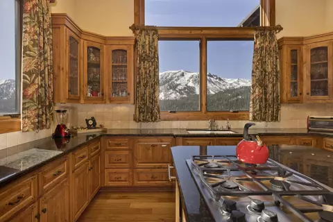 Kitchen - 269 Juniper Rd, Mammoth Lakes, CA 93546 photo 2 of 3