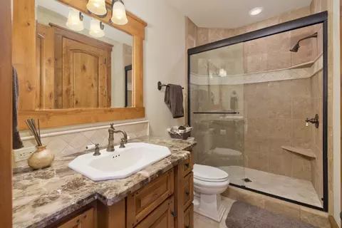 Bath - 269 Juniper Rd, Mammoth Lakes, CA 93546 photo 6 of 9