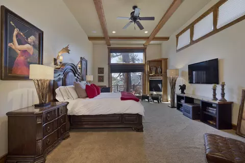 Bedroom - 269 Juniper Rd, Mammoth Lakes, CA 93546 photo 2 of 9