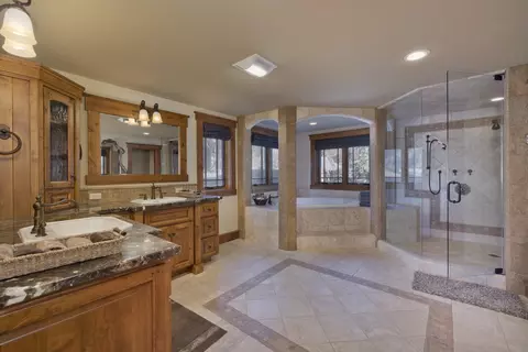 Bath - 269 Juniper Rd, Mammoth Lakes, CA 93546 photo 3 of 9