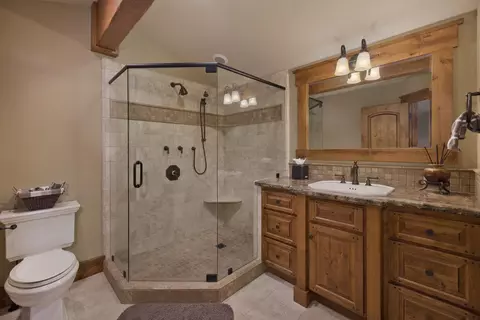 Bath - 269 Juniper Rd, Mammoth Lakes, CA 93546 photo 5 of 9