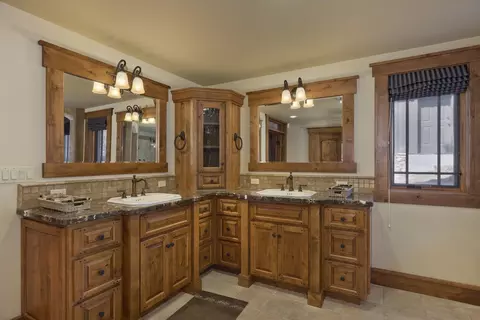 Bath - 269 Juniper Rd, Mammoth Lakes, CA 93546 photo 2 of 9
