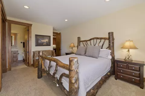 Bedroom - 269 Juniper Rd, Mammoth Lakes, CA 93546 photo 6 of 9