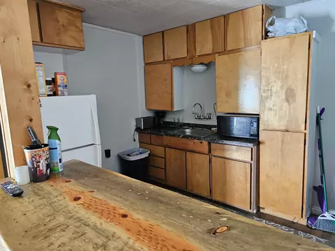 Kitchen - 331 S Warren St, Bishop, CA 93514 photo 2 of 3