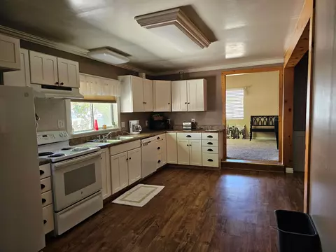 Kitchen - 331 S Warren St, Bishop, CA 93514 photo 1 of 3
