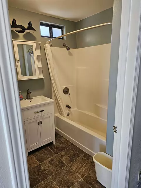 Bath - 331 S Warren St, Bishop, CA 93514 photo 3 of 3