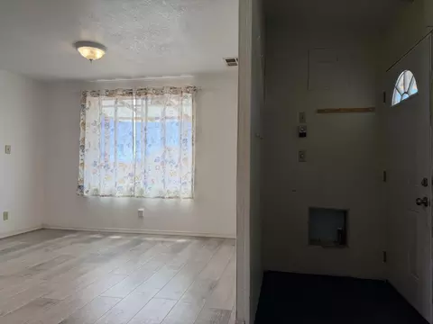 Living - 641 Houston Dr, Bishop, CA 93514 photo 1 of 3