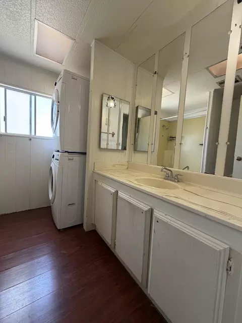 Bath - 641 Houston Dr, Bishop, CA 93514 photo 2 of 2