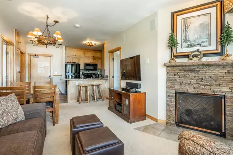 4000 Meridian Blvd #413, Mammoth Lakes, CA 93546