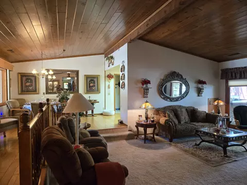 Living - 221 Mt Tom Rd, Bishop, CA 93514 photo 1 of 2