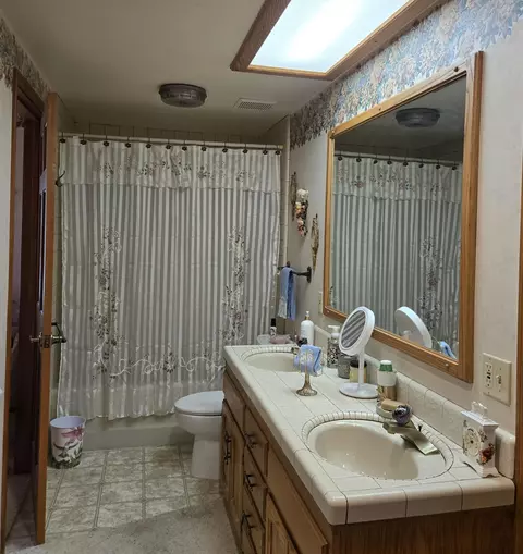 Bath - 221 Mt Tom Rd, Bishop, CA 93514 photo 2 of 3