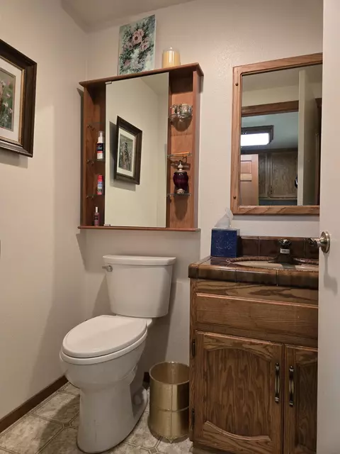 Bath - 221 Mt Tom Rd, Bishop, CA 93514 photo 3 of 3
