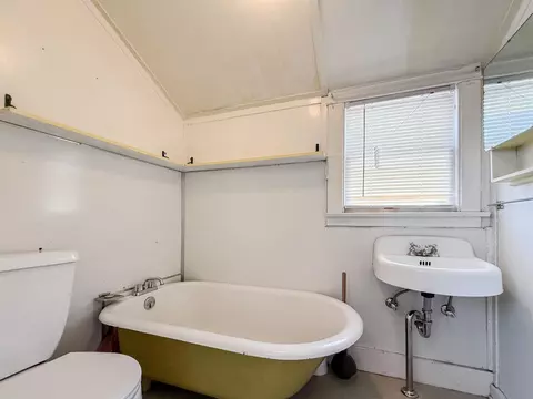 Bath - 160 Walnut Steet, Big Pine, CA 93513 photo 8 of 8
