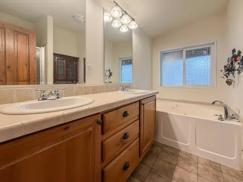 Bath - 160 Walnut Steet, Big Pine, CA 93513 photo 4 of 8