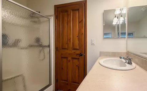 Bath - 160 Walnut Steet, Big Pine, CA 93513 photo 5 of 8
