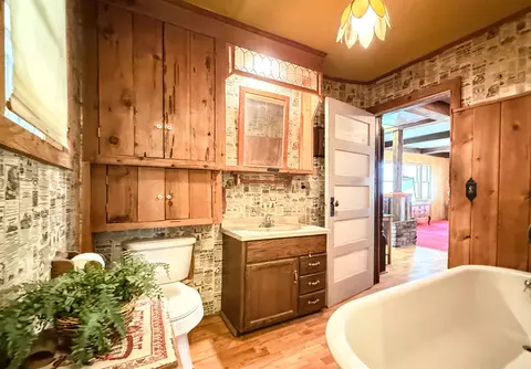 Bath - 160 Walnut Steet, Big Pine, CA 93513 photo 3 of 8