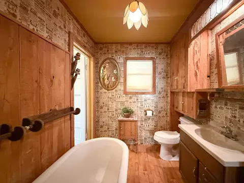 Bath - 160 Walnut Steet, Big Pine, CA 93513 photo 2 of 8