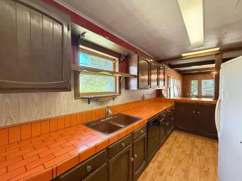 Kitchen - 160 Walnut Steet, Big Pine, CA 93513 photo 3 of 8