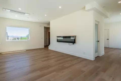 Living - 4805 Alison Ln, Bishop, CA 93514 photo 2 of 4