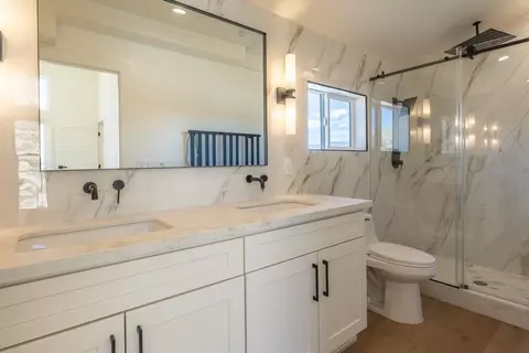 Bath - 4805 Alison Ln, Bishop, CA 93514 photo 1 of 4