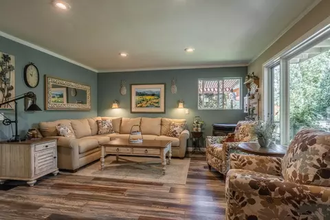 Living - 53 Ocean Vw, Bishop, CA 93514 photo 2 of 5
