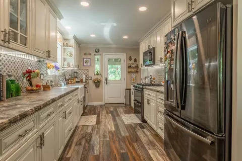 Kitchen - 53 Ocean Vw, Bishop, CA 93514 photo 2 of 3