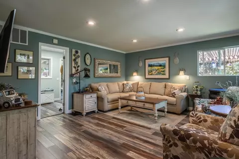 Living - 53 Ocean Vw, Bishop, CA 93514 photo 4 of 5