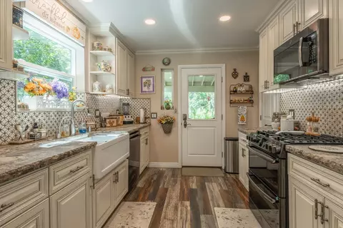 Kitchen - 53 Ocean Vw, Bishop, CA 93514 photo 3 of 3