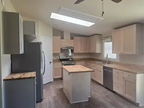 Kitchen - 990 Williams, Olancha, CA 93549 photo 1 of 2