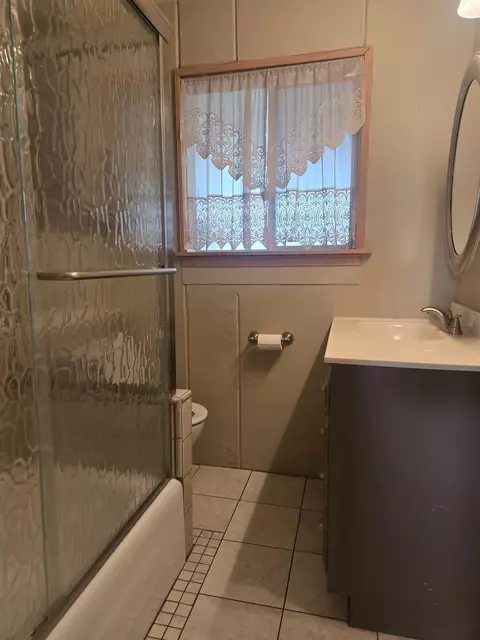 Bath - 2078 Van Loon Dr, Bishop, CA 93514 photo 1 of 2