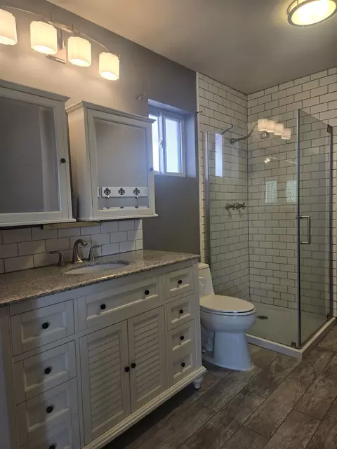 Bath - 2078 Van Loon Dr, Bishop, CA 93514 photo 2 of 2