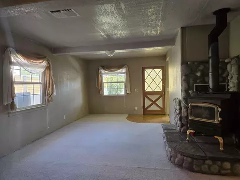 Living - 2078 Van Loon Dr, Bishop, CA 93514 photo 2 of 4
