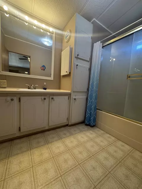 Bath - 191 Chase Ave, Bishop, CA 93514 photo 2 of 2