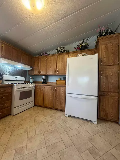 Kitchen - 191 Chase Ave, Bishop, CA 93514 photo 2 of 2