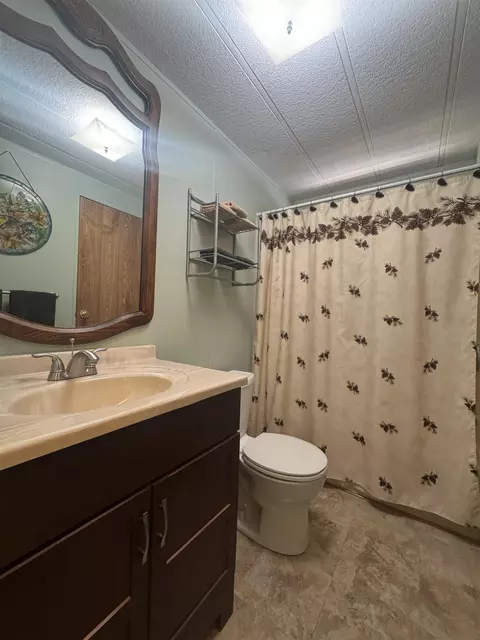 Bath - 191 Chase Ave, Bishop, CA 93514 photo 1 of 2